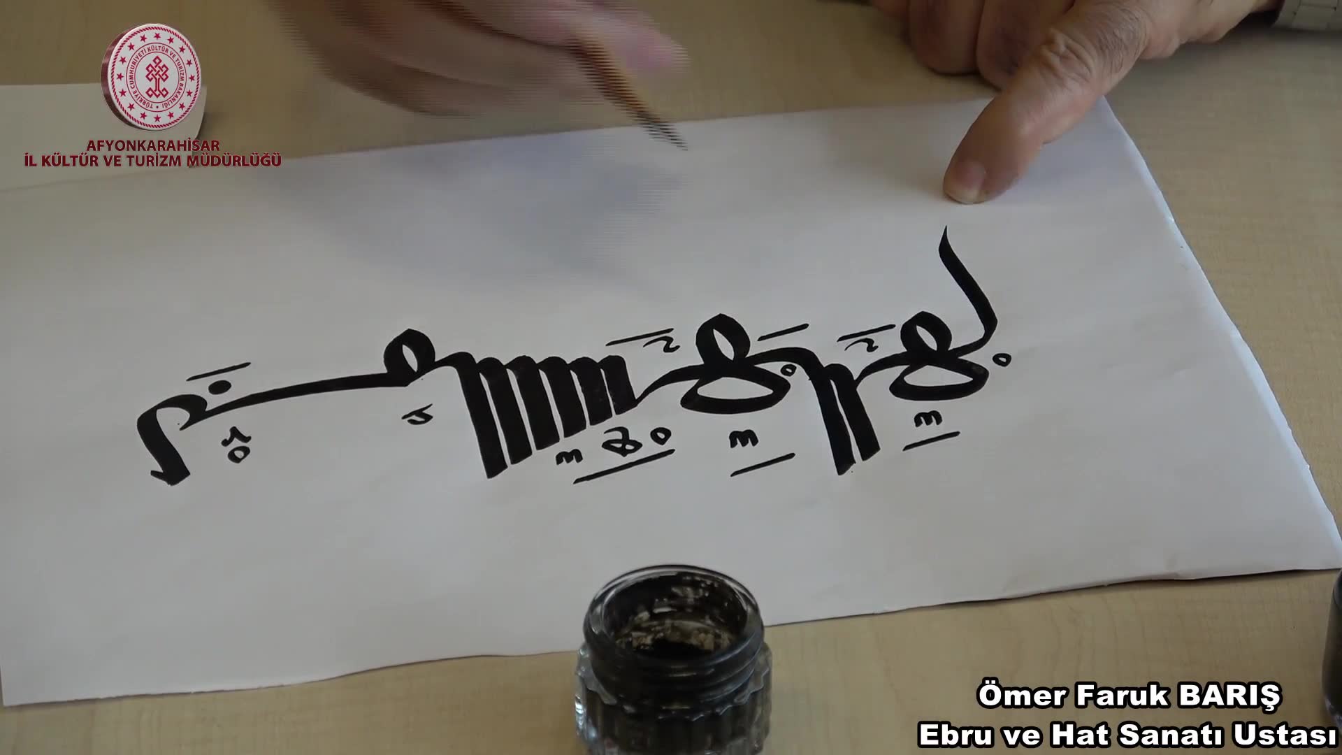 Ebru ve Hat Sanatı Ustası, Ömer Faruk Barış Afyonkarahisar 1.Altıneller Geleneksel El Sanatları Festivaline hazırlanıyor.