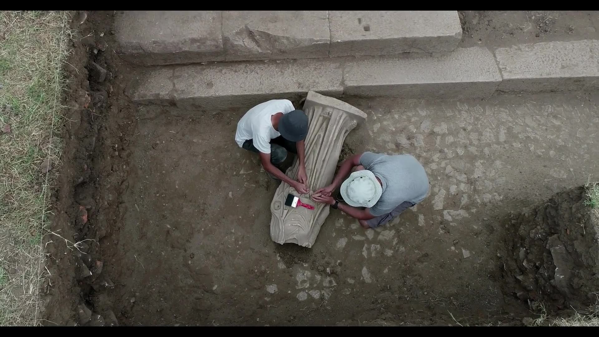 Arkeolojik Kazılar, İzmir İli Metropolis Antik Kentinde Bulunan Giyimli Kadın Heykeli.